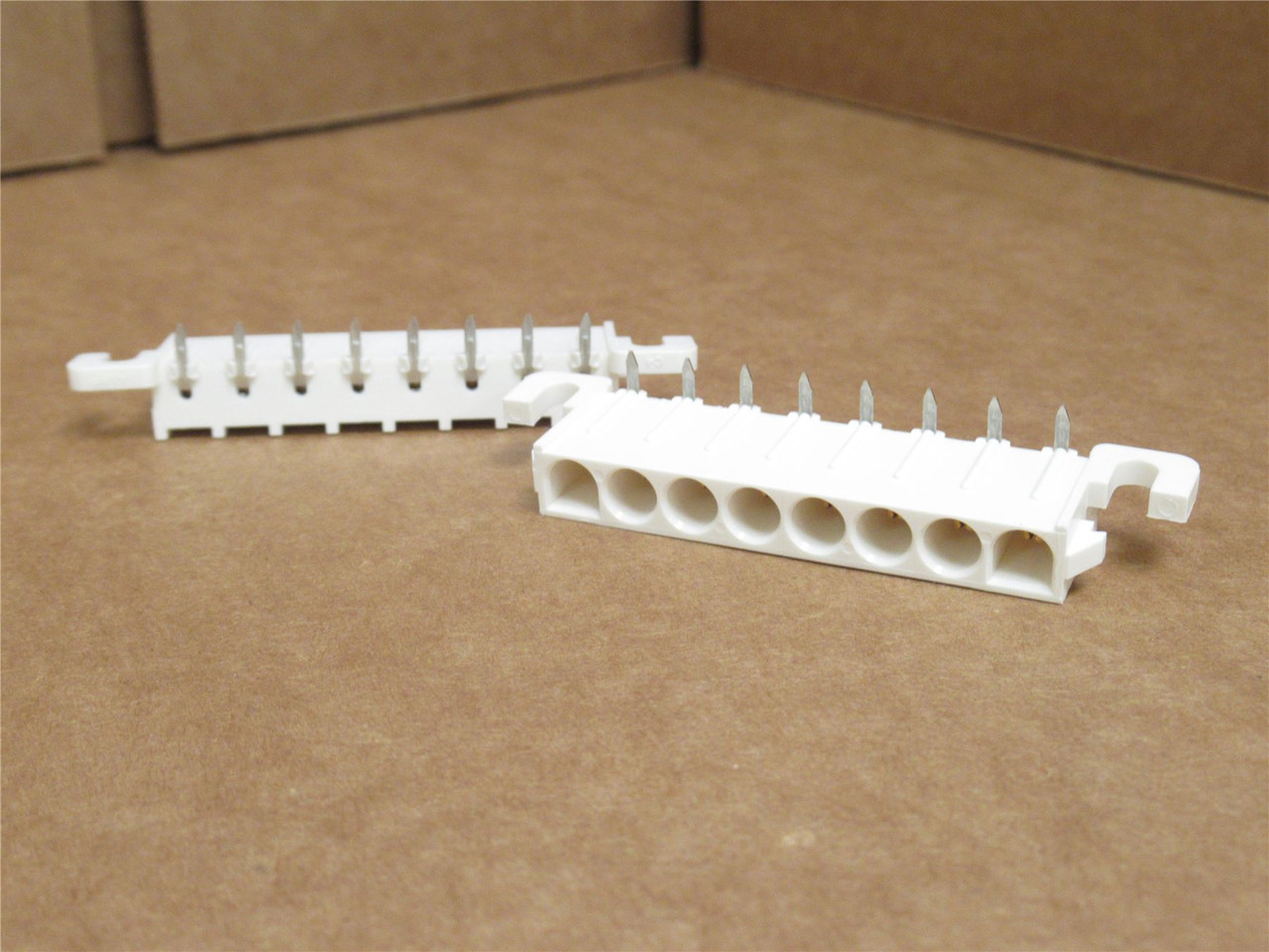 AMP 640584-2; Lot-2; Header Connector; RA; 8Pos; Male Pin