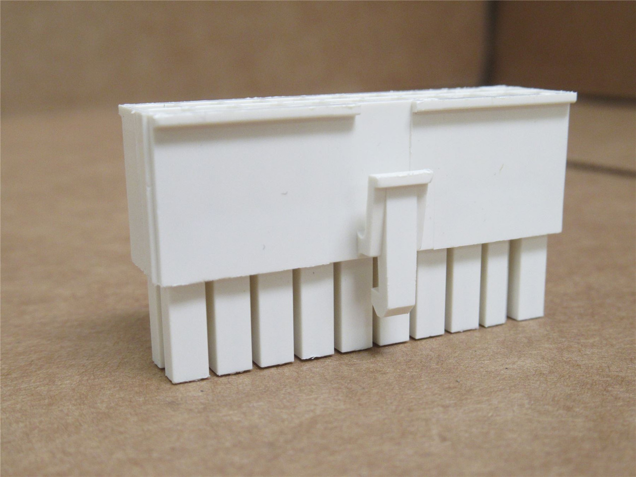 AMP 770585-1; Lot-10 Socket Connector; 20Pos; 2-Row; 600V