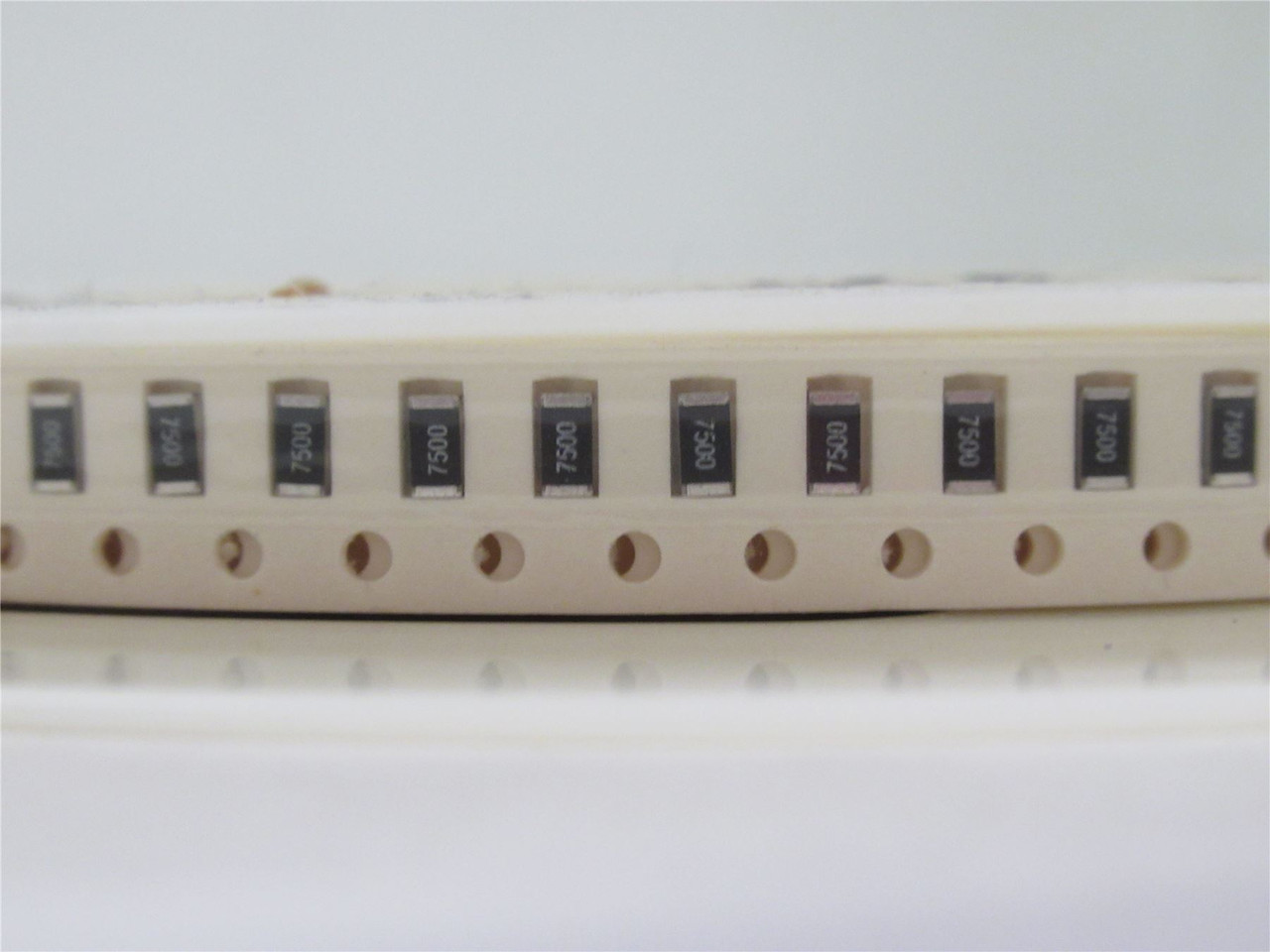 Vishay CRCW1206750RFKEA; Lot-3000 Chip Resistor;750ohms; +-1%