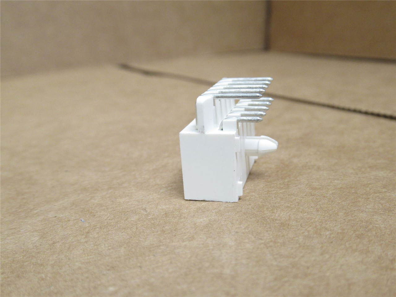 AMP 1-770971-0 ; Lot-5 Pin/Socket Connector; RA; 10Pos; 600V