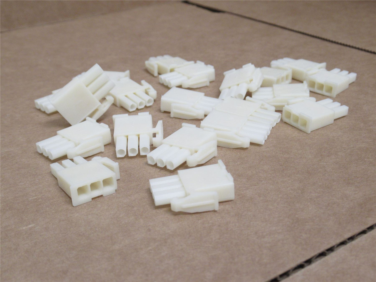 AMP 172166-1; Lot-6 Rectangular Connectors; 3Pos; 1-Row; 600V