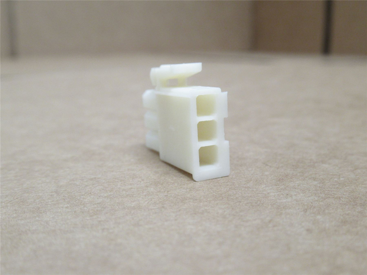 AMP 172166-1; Lot-6 Rectangular Connectors; 3Pos; 1-Row; 600V