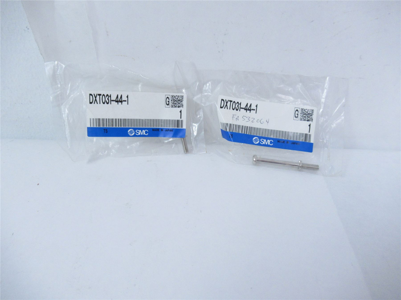 SMC DXT031-44-1; Lot-2 RoundHead CombinationScrew m4x0.7x39.5