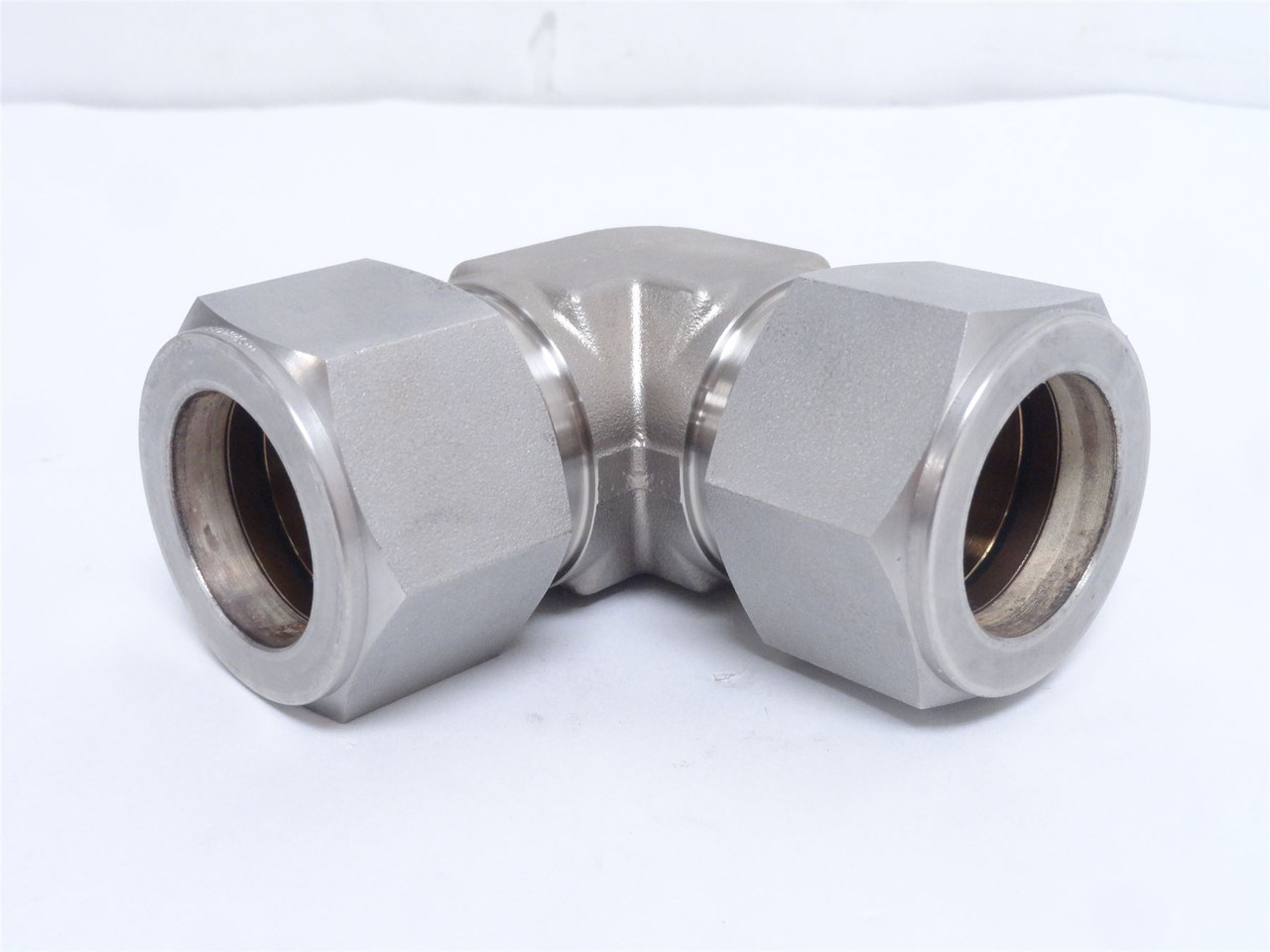 Swagelok SS-2000-9; Tube Elbow; 90Deg; SS-316; Size: 1-1/4"