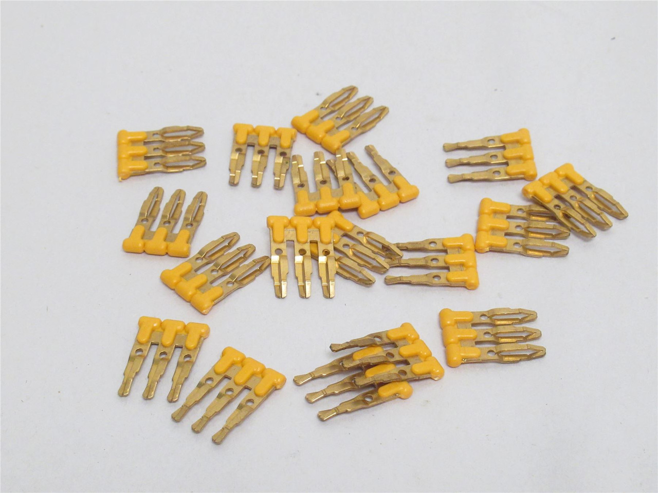 DINectors DN-3J2YMN; Lot-18 Terminal Block Jumpers; 25A; 600V