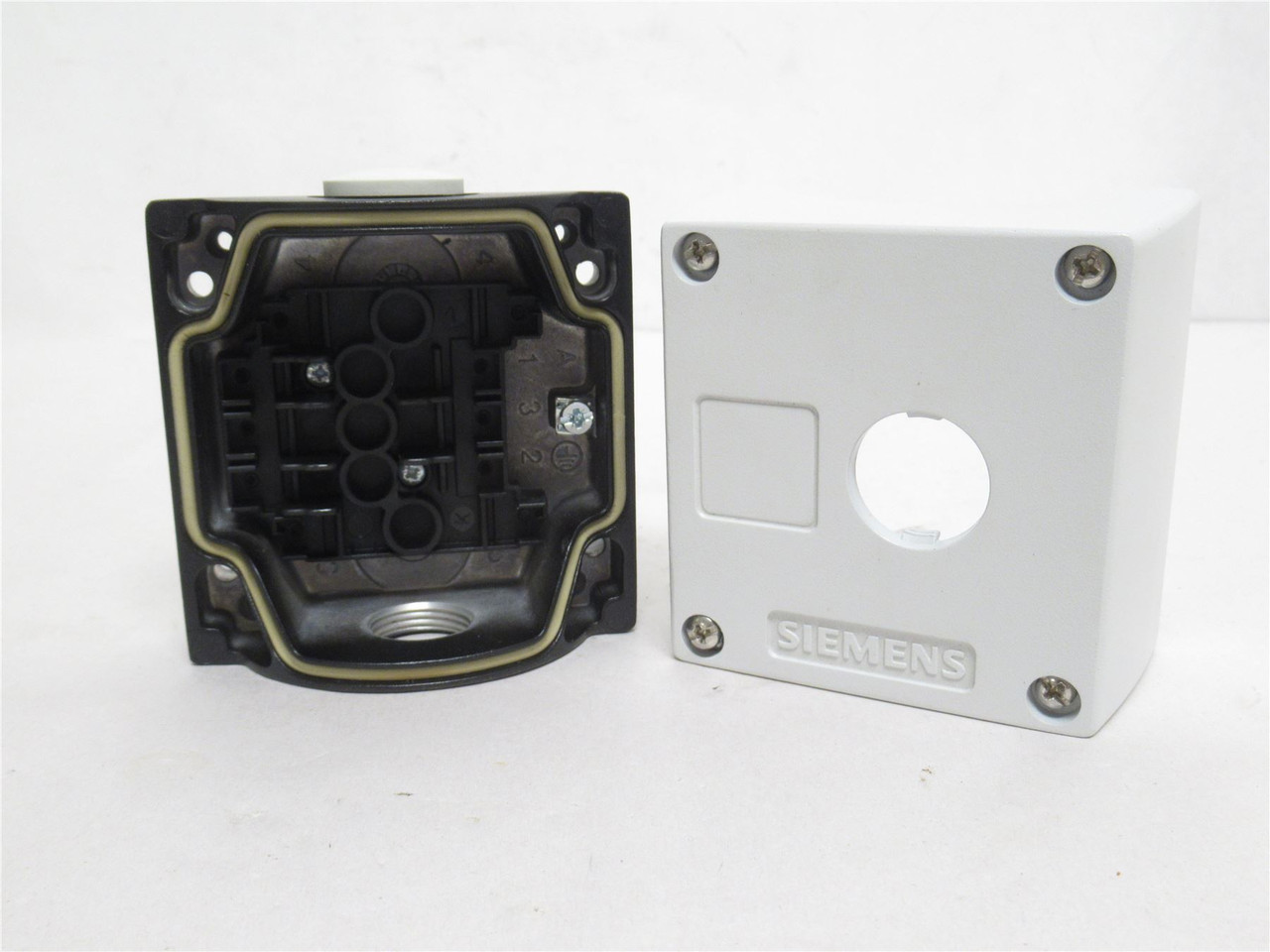 Siemens 3SB3801-2AA3; Metal Command Device Enclosure; 22mm