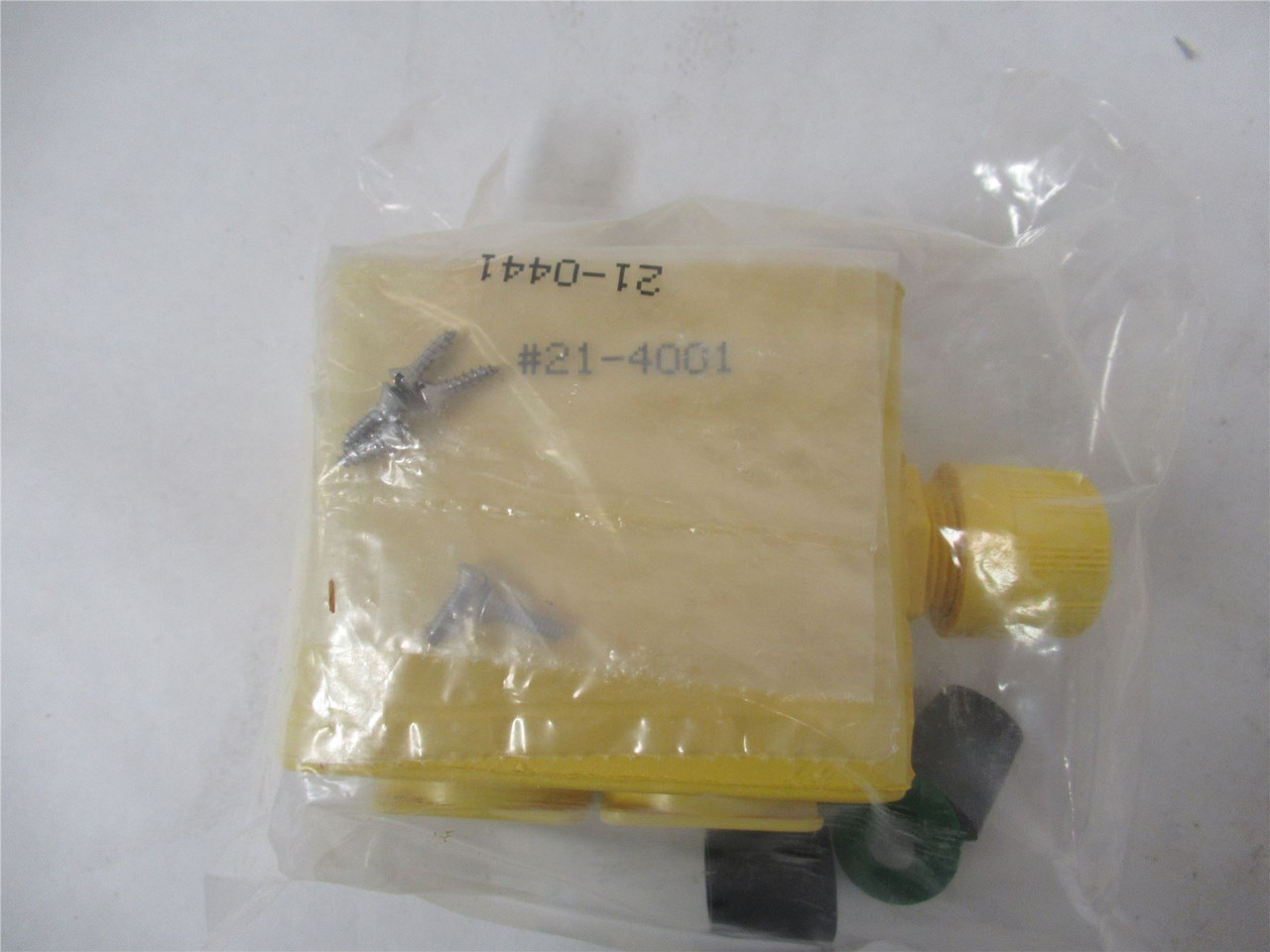 Woodhead 1301370126; Multiple Outlet Box w/Flip Lid Covers