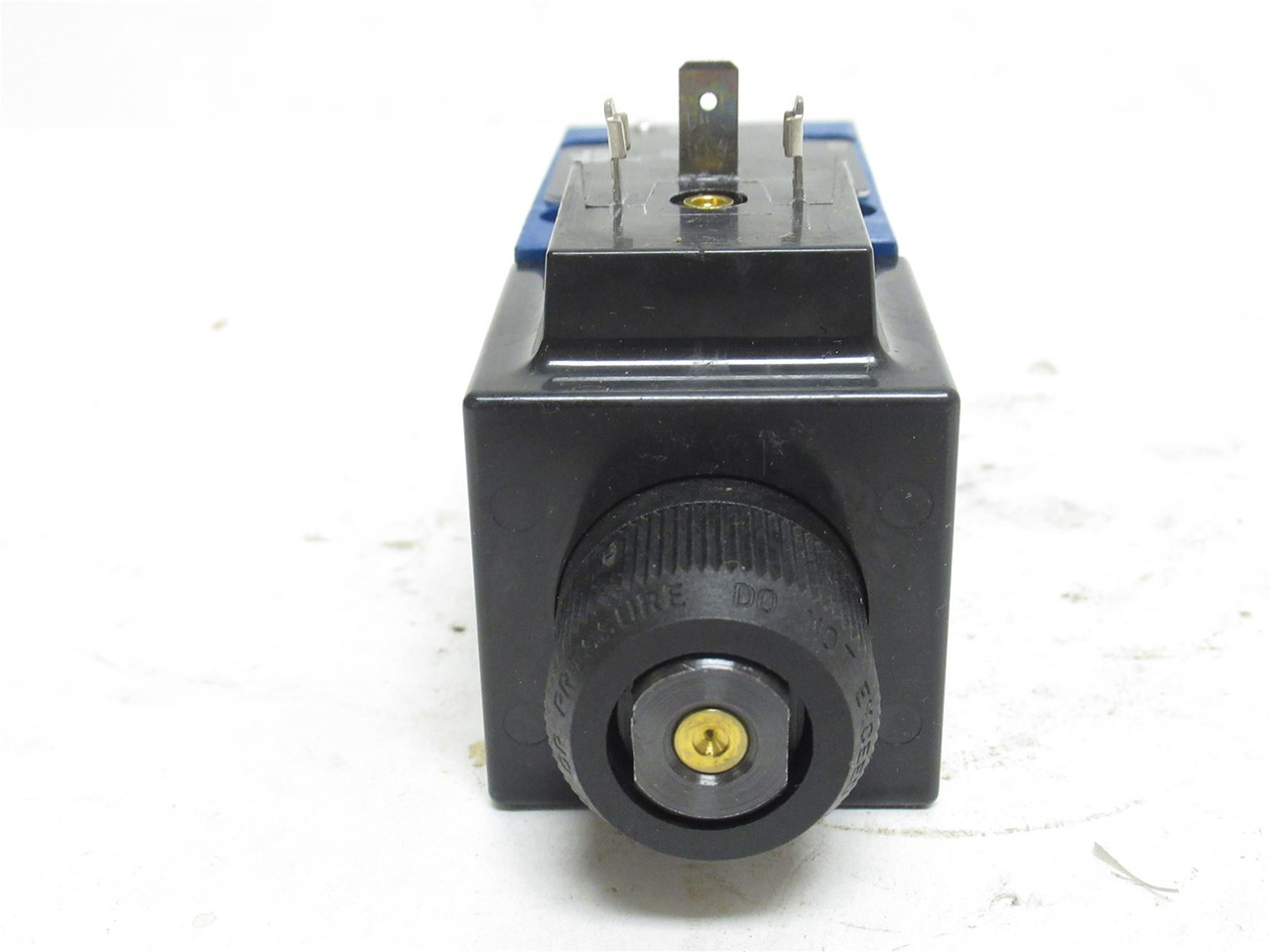 Rexroth R900906670; Directional Spool Valve; 110/120VAC