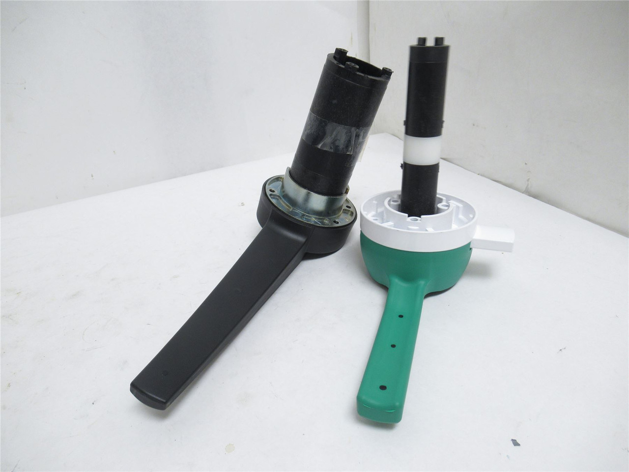 MFG- 305470F; Freezer Night & Day Latch; Right