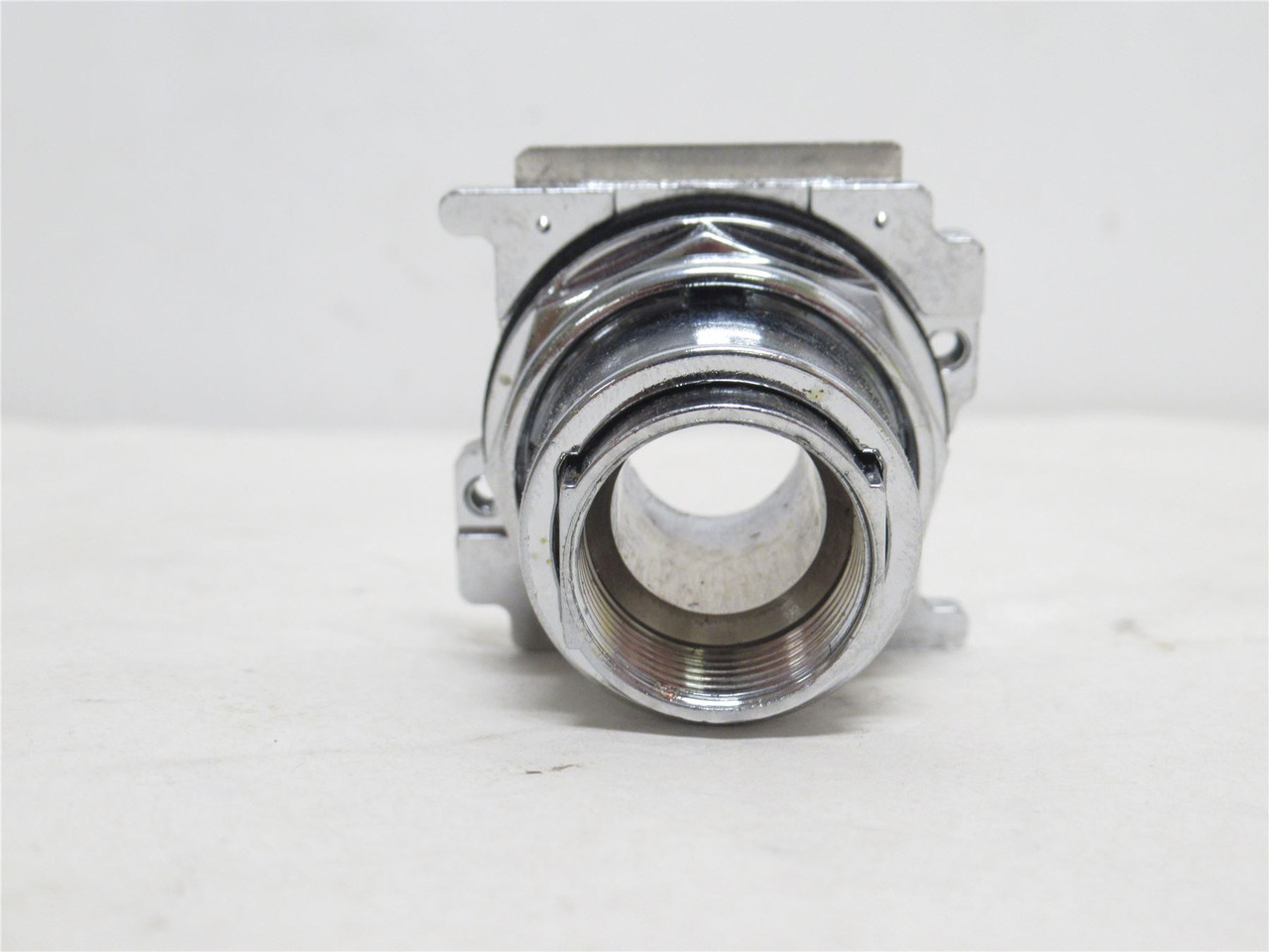 Eaton 10250T4; Push/Pull Operator; 3-Pos; Momentary Conatct