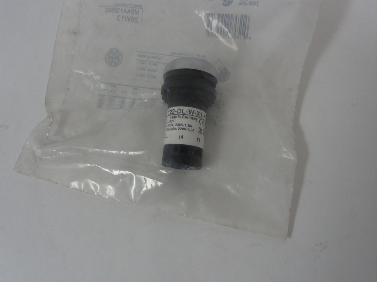 Eaton C22-DL-W-X1-K10-24; Illuminated Pushbutton- 24V AC/DC