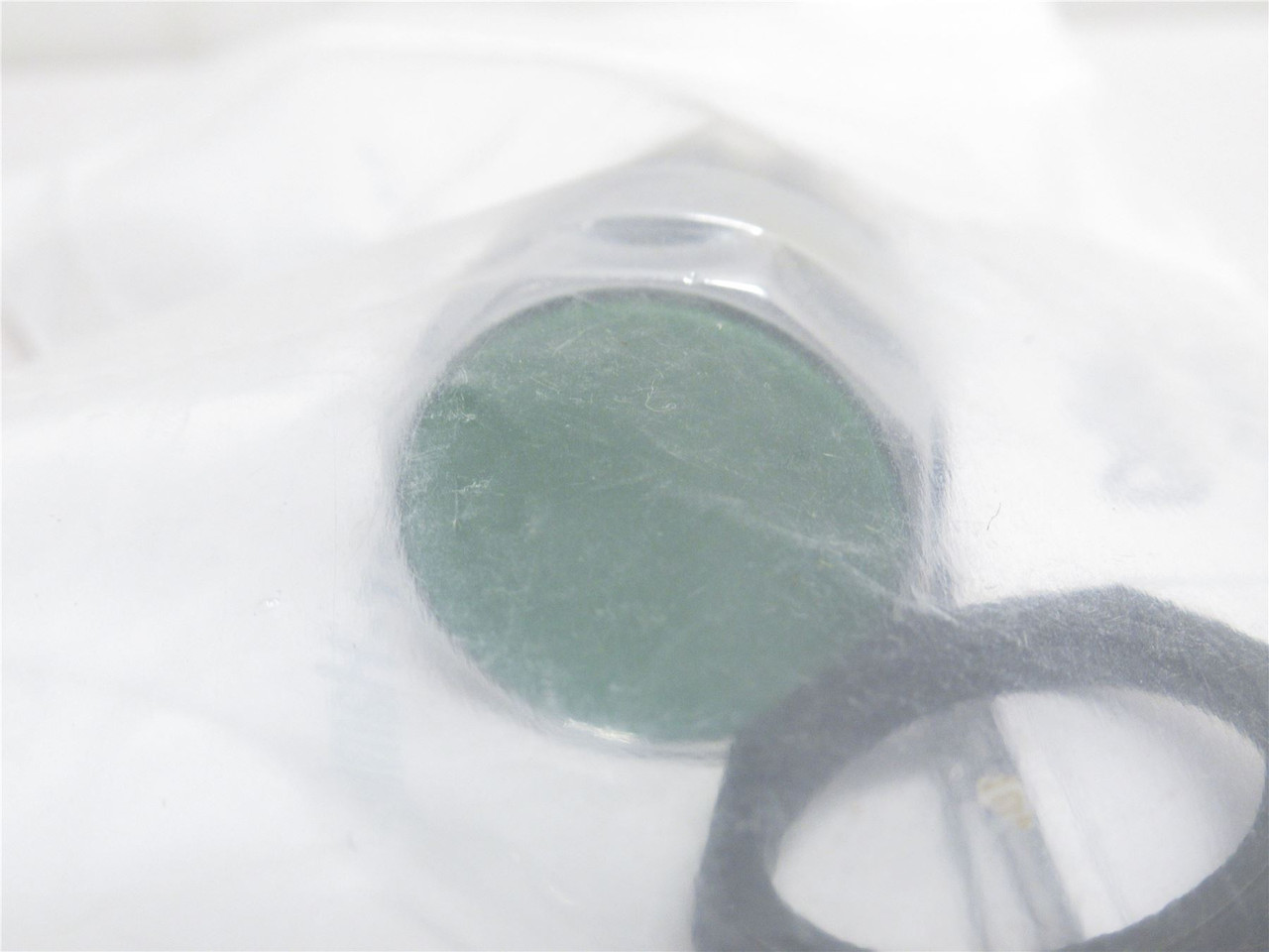 Eaton E22PY28; Flush Push-Button; Green; Non-Illuminated