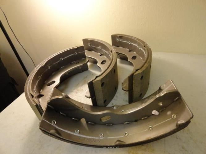 Akebono 5-87831-775; Rear Brake Shoes; 3-15/16" Wide
