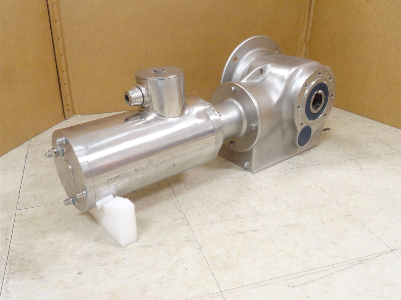 Dertec FKAF-068-B6; AC Motor Gearbox Ratio 123.5:1;  0.18kW