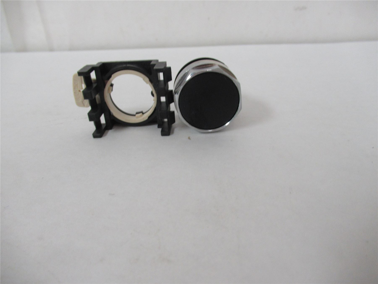 Eaton E22P1; Pushbutton Switch 25mm Flush Non-Illuminated