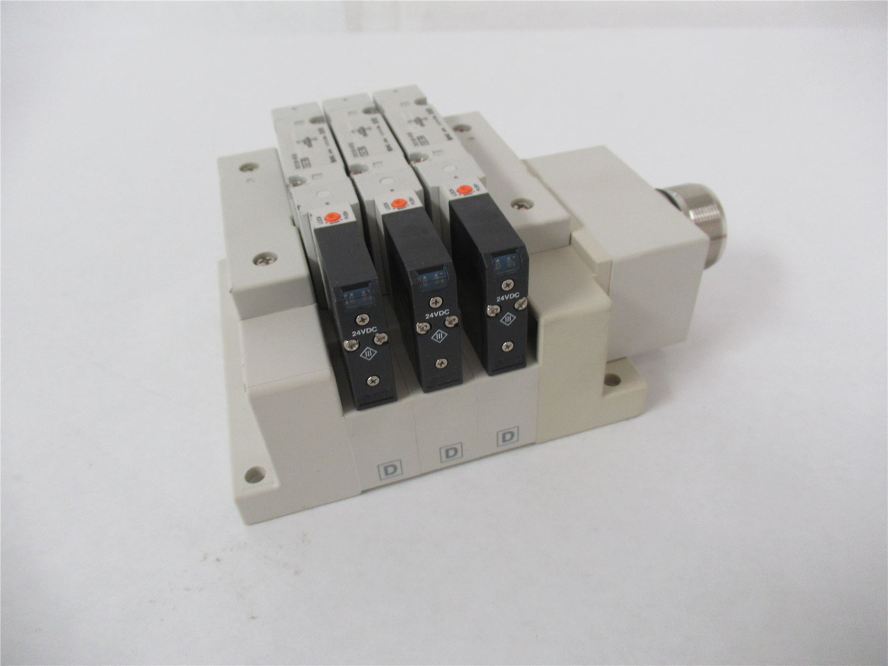 SMC SS5V2-W10CD-03B-C8; Pneumatic Manifold Assembly Circ Conn