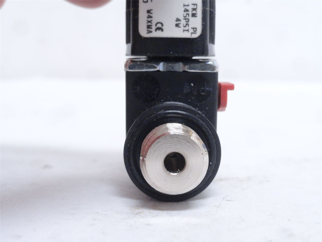 Burkert 428565; Solenoid Valve; 1/4" Ports; 145PSI; 24VDC