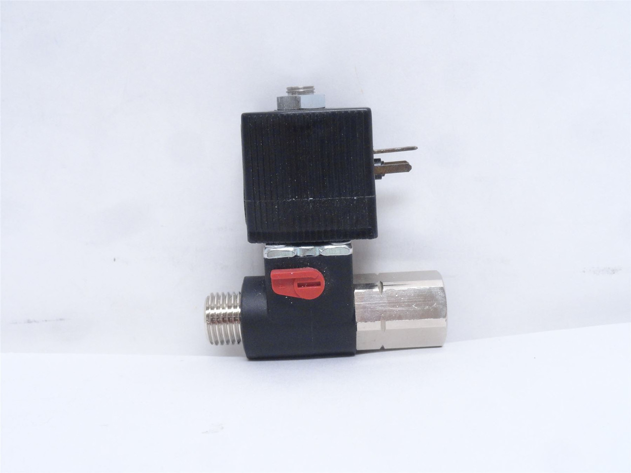 Burkert 428565; Solenoid Valve; 1/4" Ports; 145PSI; 24VDC