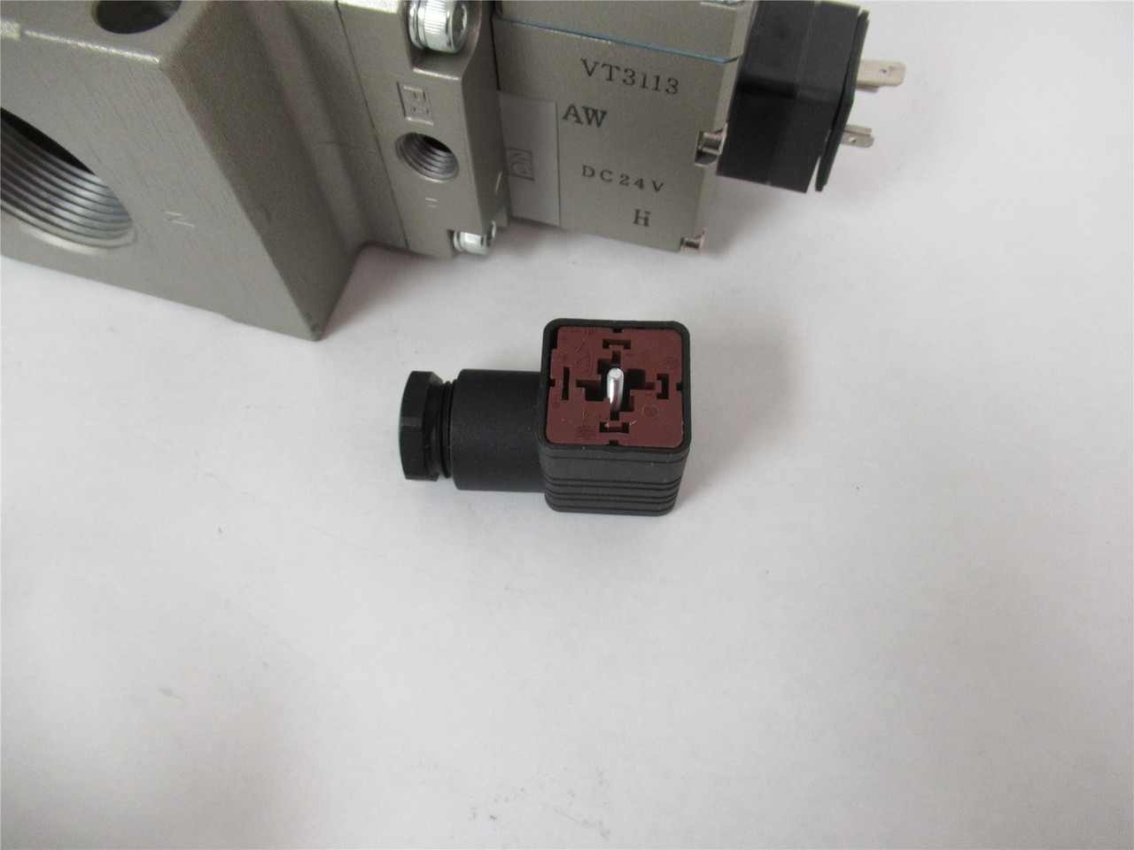 SMC VP3185V145DB1N; Solenoid Valve VP3/5/7  3-PORT