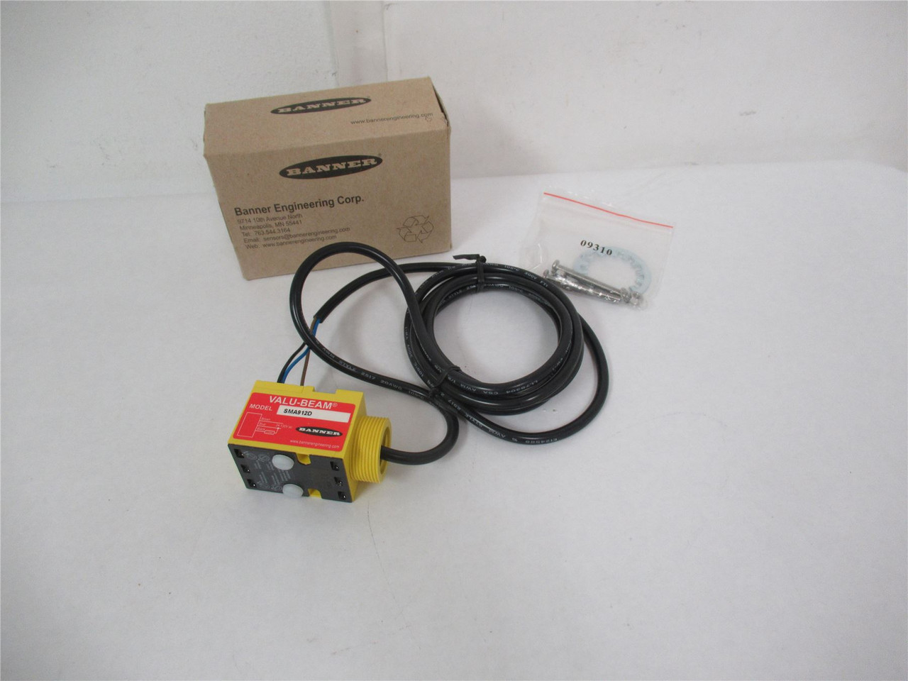 Banner SMA912D; Photo Sensor Range 30" Pre-wired 24V 2m Cable