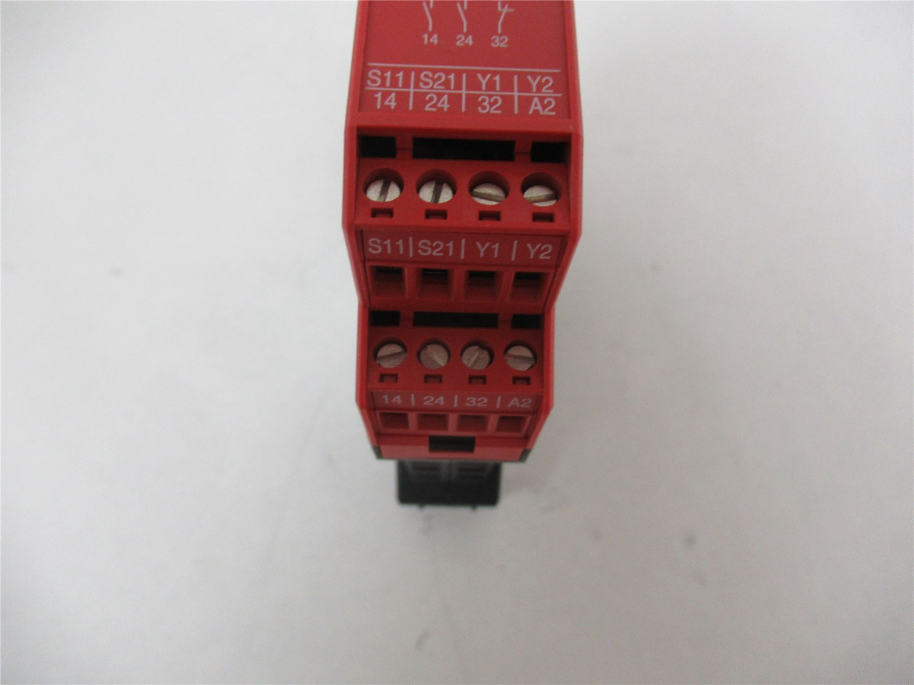 Schneider XPSBCE3110P; Relay2 Hand 24Vac/dc Type IIIC 2NO/1NC