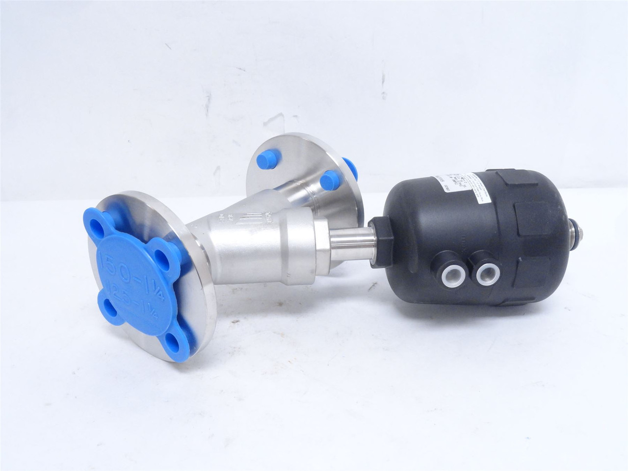 Burkert 98127249; Angle Seat Control Valve SS; 217PSI; 1-1/4"