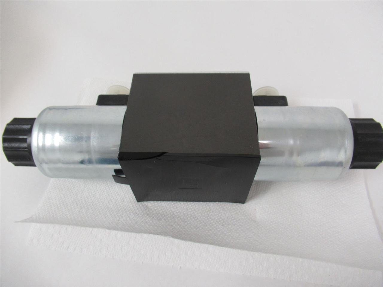 Parker D3W8CNJW; Hydraulic Valve 24 VDC 15 AMP 5000 PSI