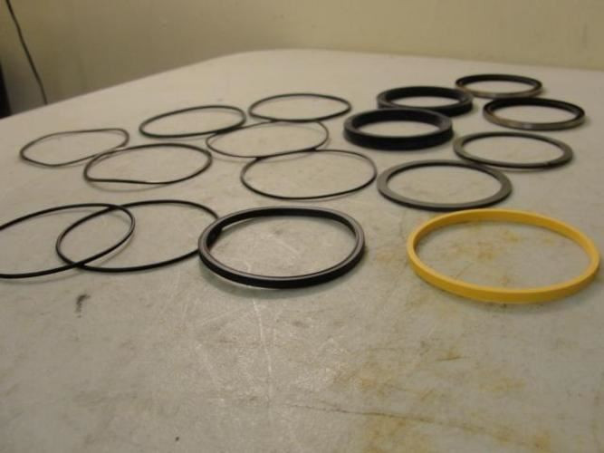 Hyster HY-1033; Seal Kit; 2-1/2" OD