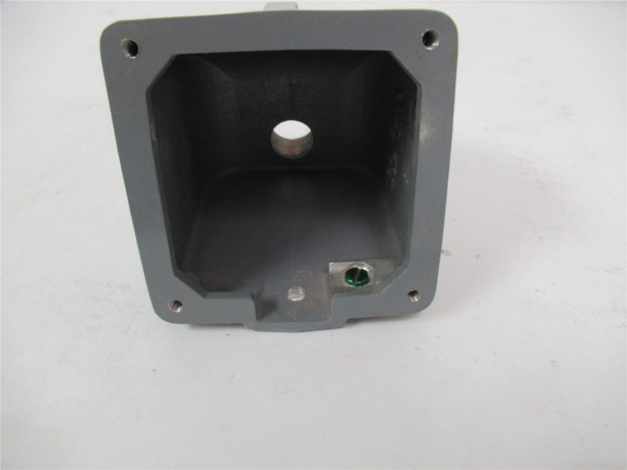 Hubbell BB201W; Pin&Sleeve Box 3/4" for use w/3;4;5Wire