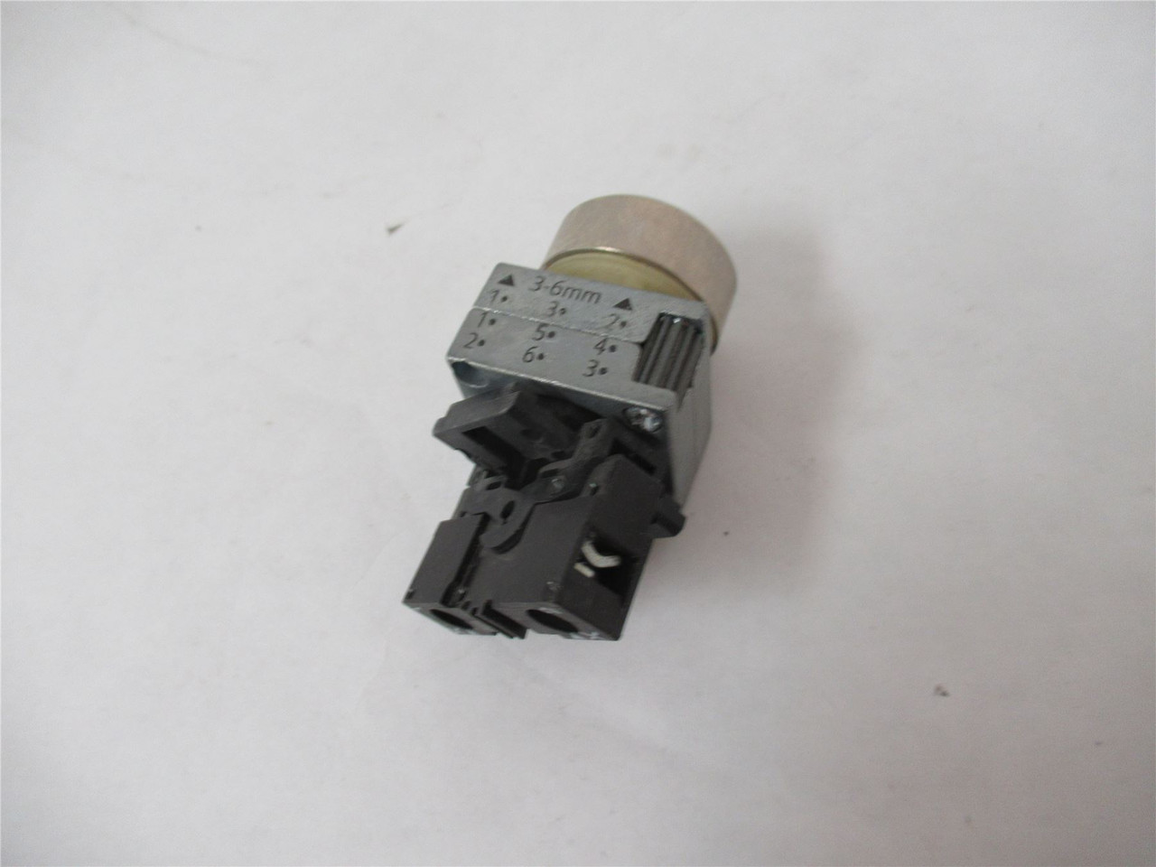 Siemens 3SB3400-0B; Pushbutton Switch 30mm
