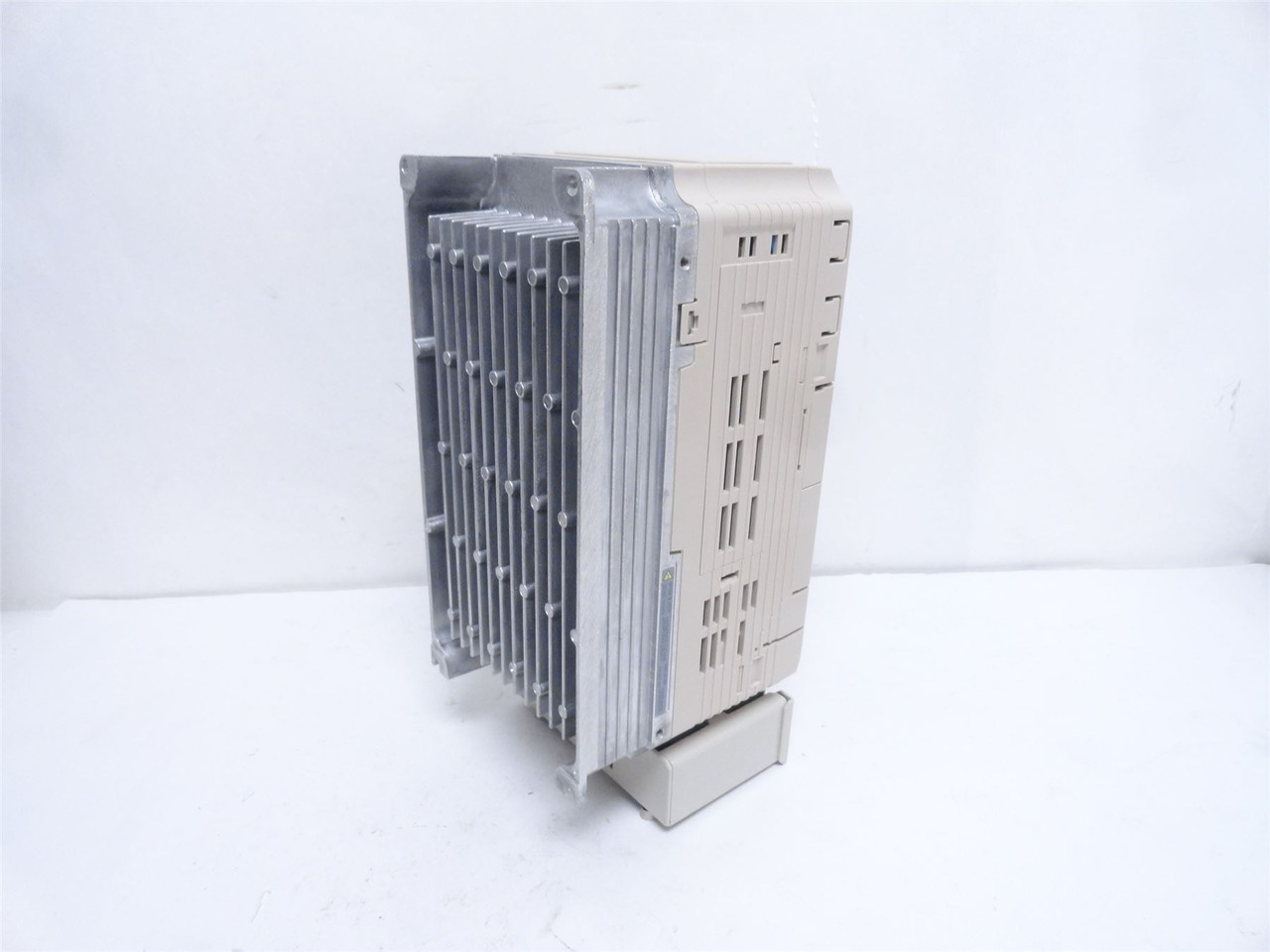 Yaskawa CIMR-AU4A0004FAA; AC Drive 2HP 480VAC 3PH