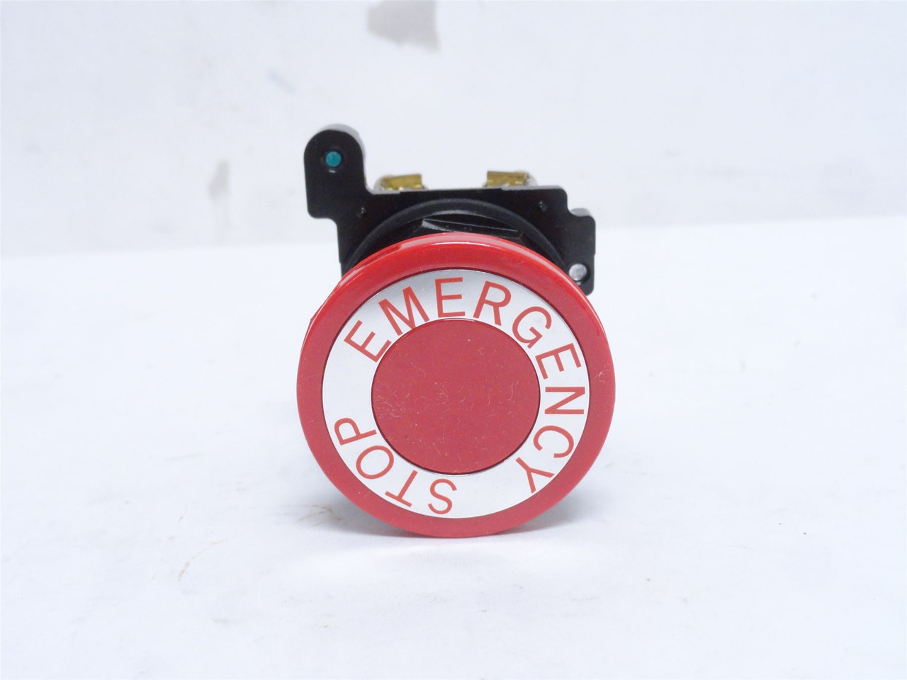 Eaton E34GDBC2N8-1X; Red E-Stop Push Button 10A; 600VAC; 30mm