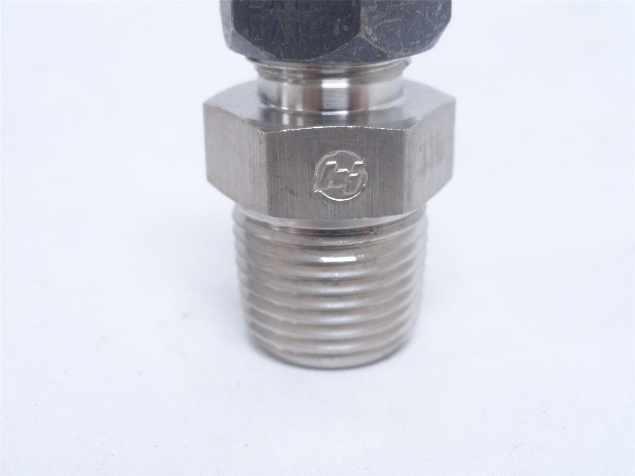 Brennan C2404-06-06-SS; Adaptor SS-316 3/8" Flareless; 3/8NPT