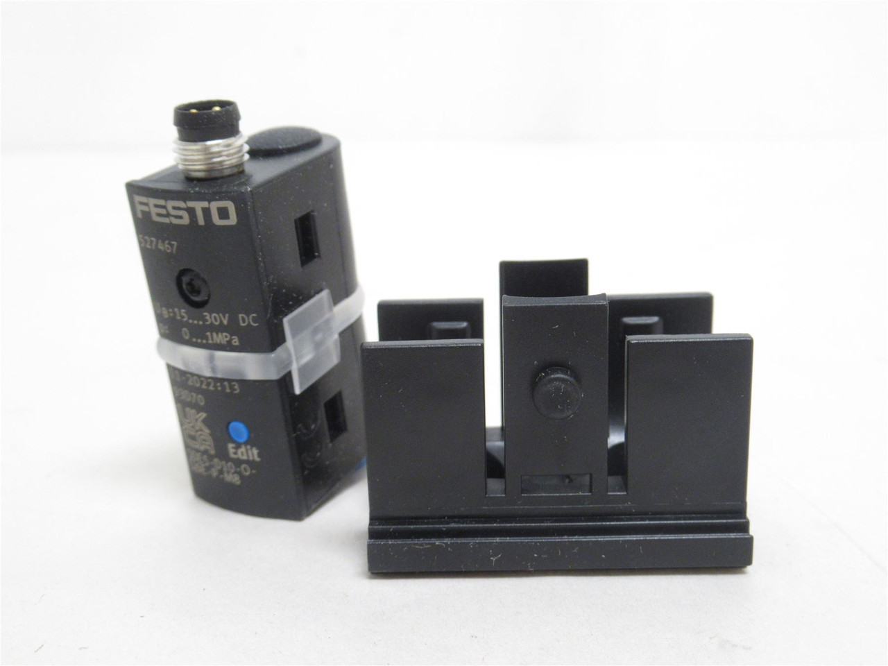 Festo SDE5-D10-O-Q6E-P-M8; Pressure Sensor 527467; 15-30VDC