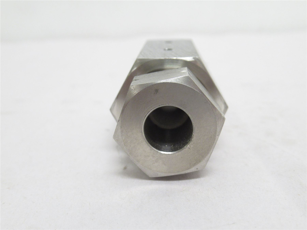Flow Intl 60F4633; Reducing Coupler; 3/8" x 1/4" Tube Size