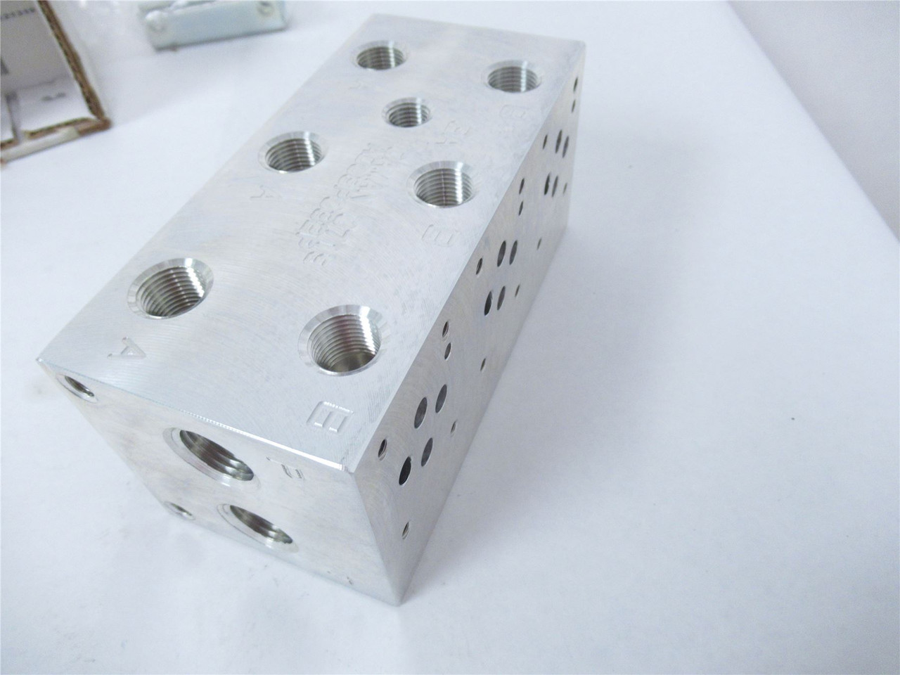 Daman AD03P032P; Hydraulic Manifold 3 Station 2.125" Spacing