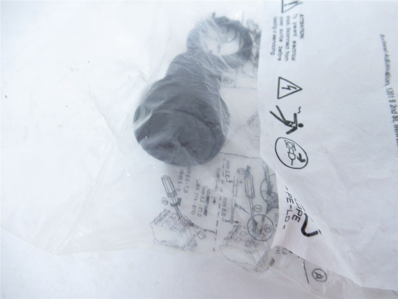 Allen-Bradley 800FP-F2; Momentary Push Button 22mm Black