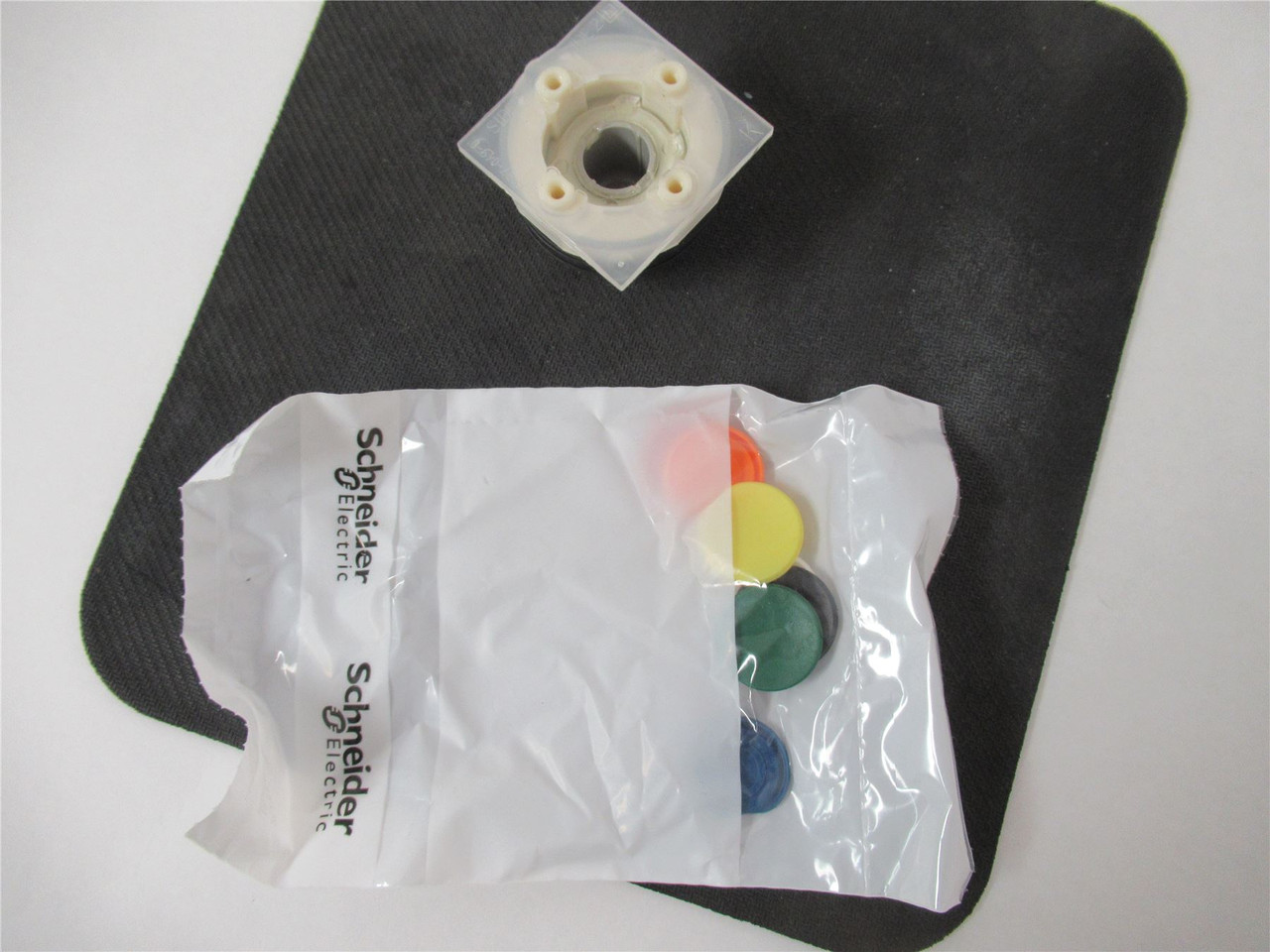 Schneider 9001SKR3U; Pushbutton NonIlluminated Momentary 30mm