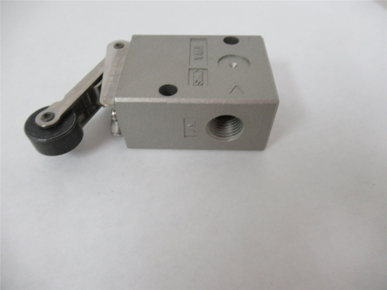 SMC VM220-02-01SA; PneumaticMechanicalValve w/Roller1/4" Port