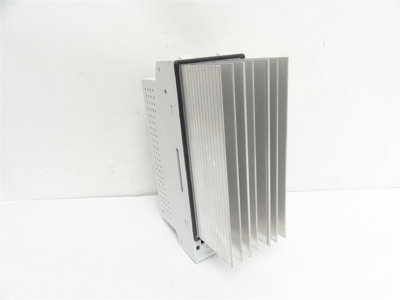 Lenze ECSEM004C4B; Inverter 13530923 565/67V In; 400/480V Out