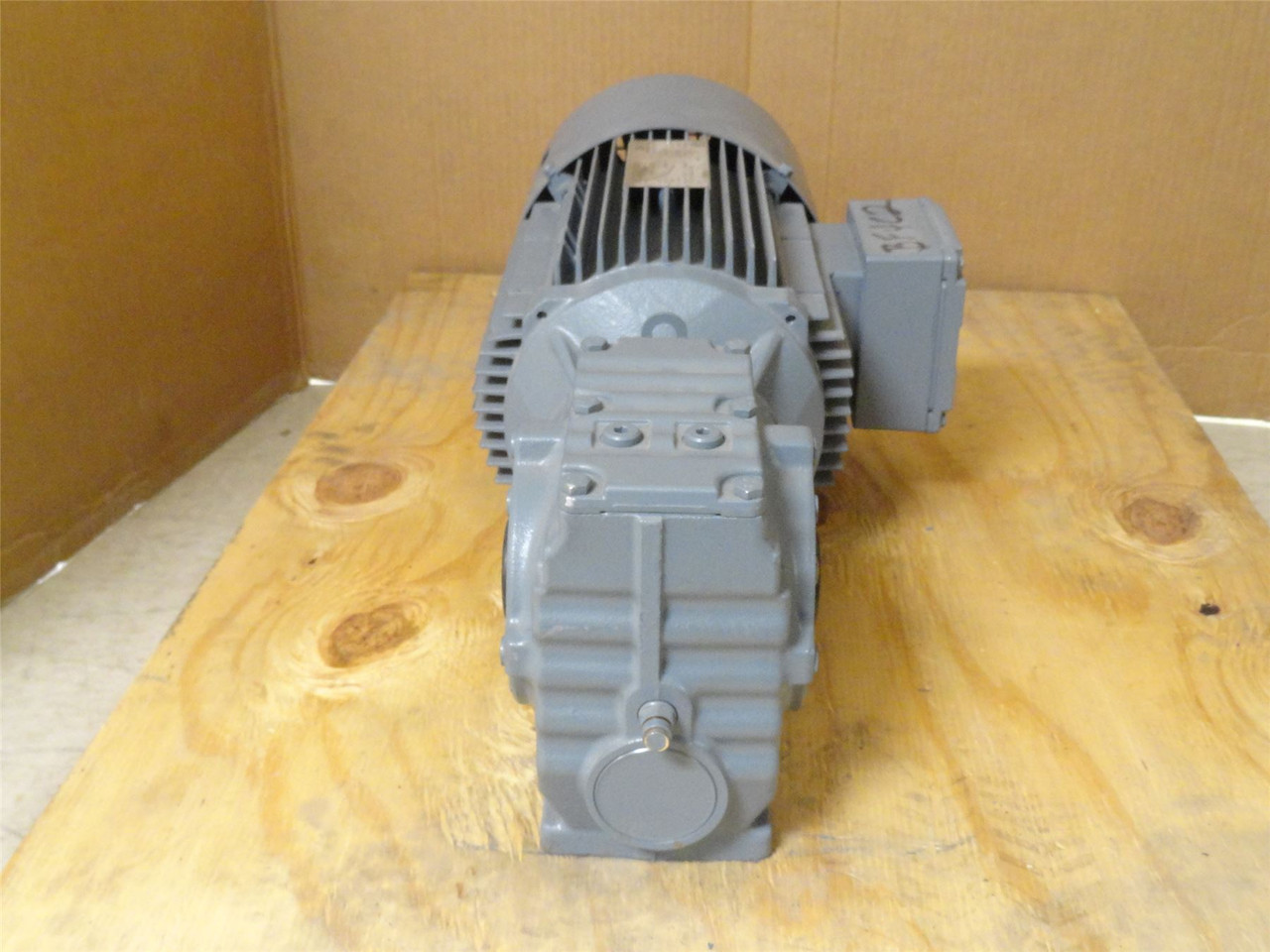 SEW SA47MV100M8/VR; Brake Gearmotor; 17.62:1 Ratio; 277/480VAC