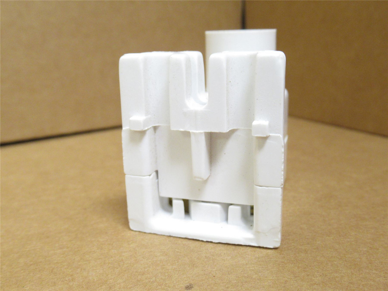 Leviton 13464; Lot-2; Vertical Hold Lamp Plunger; 660W; 600V