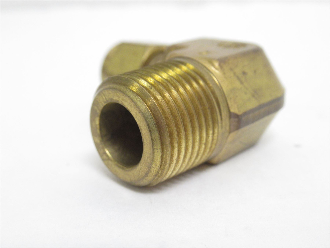 Swagelok B-600-2-6; Elbow Fitting 90Deg; 3/8NPT x #6 Tube