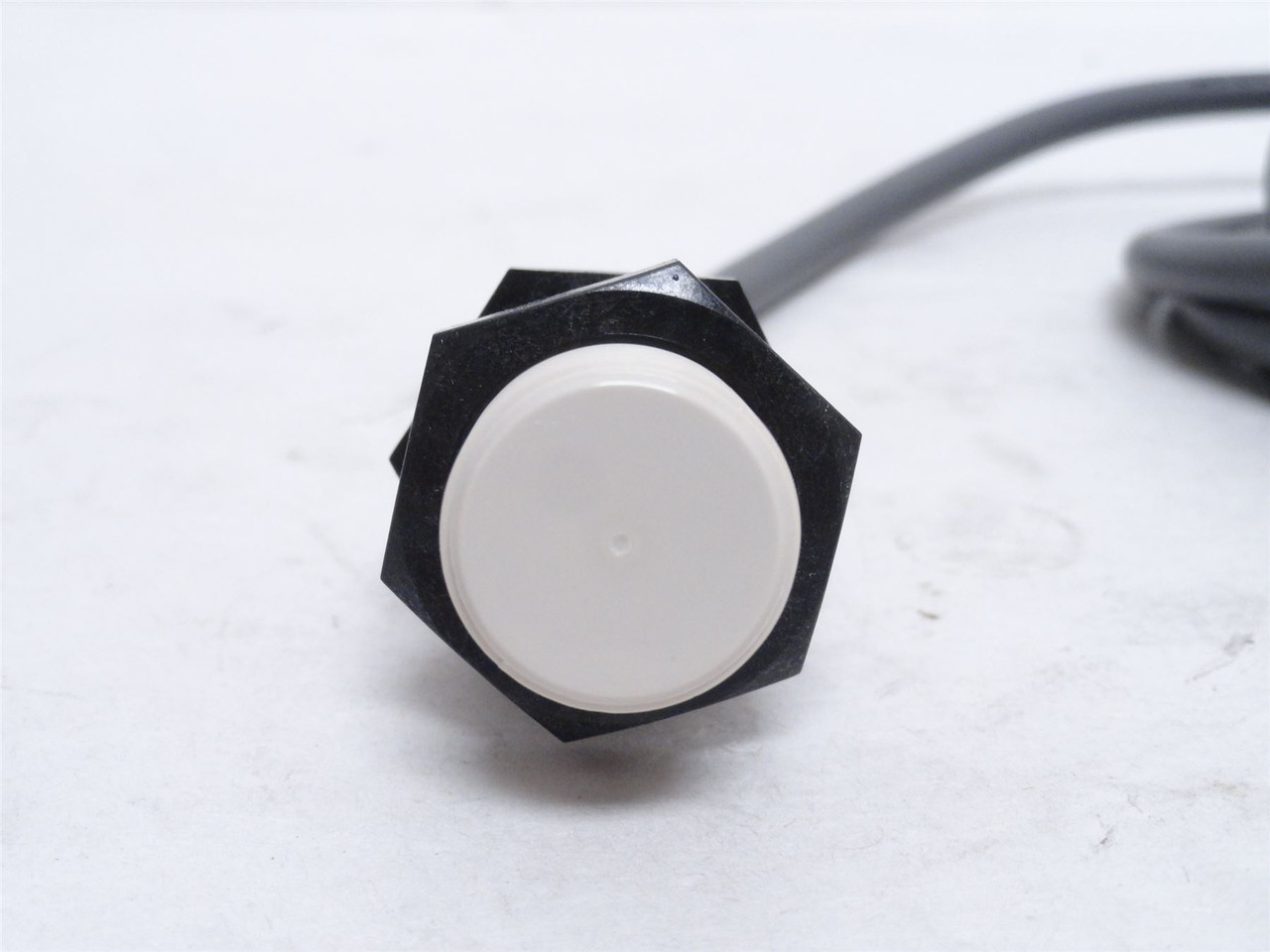 Omron E2F-X5E1; Inductive Proximity Sensor; 10-30VDC; 2m Wire