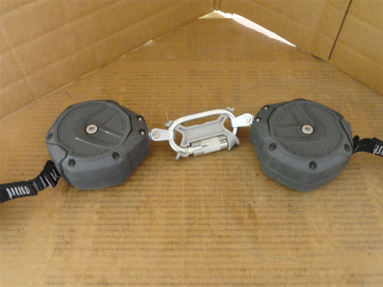 MSA VSOHW-032-QH-A; Self Retracting Lanyard; 2-Legs; 10' Line