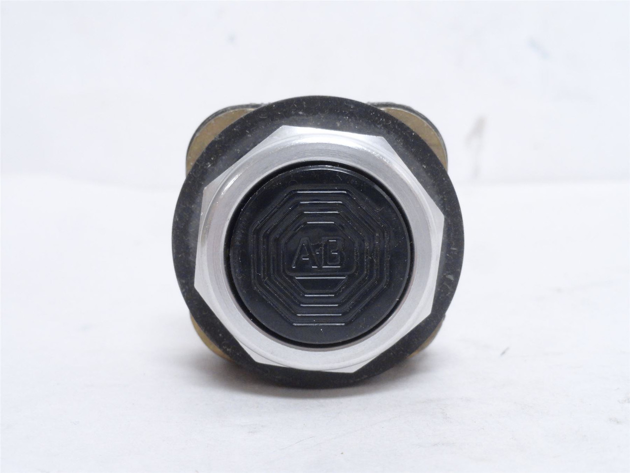 Allen-Bradley 800T-A2; Flush Head Push Button; Momentary 30mm