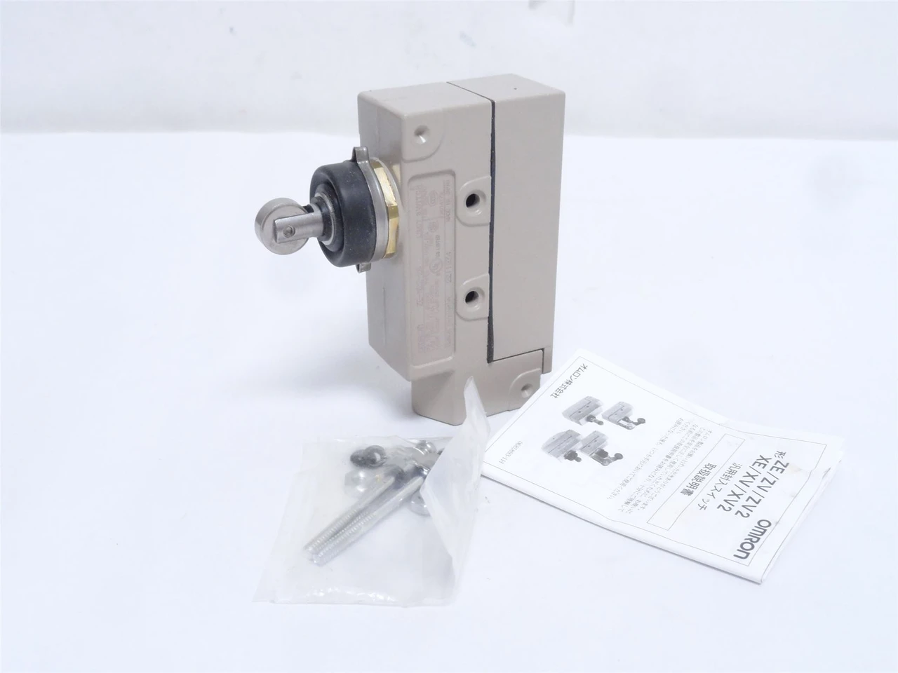 Omron ZE-N22-2S; Side Plunger Head Limit Switch 15A; 125VAC