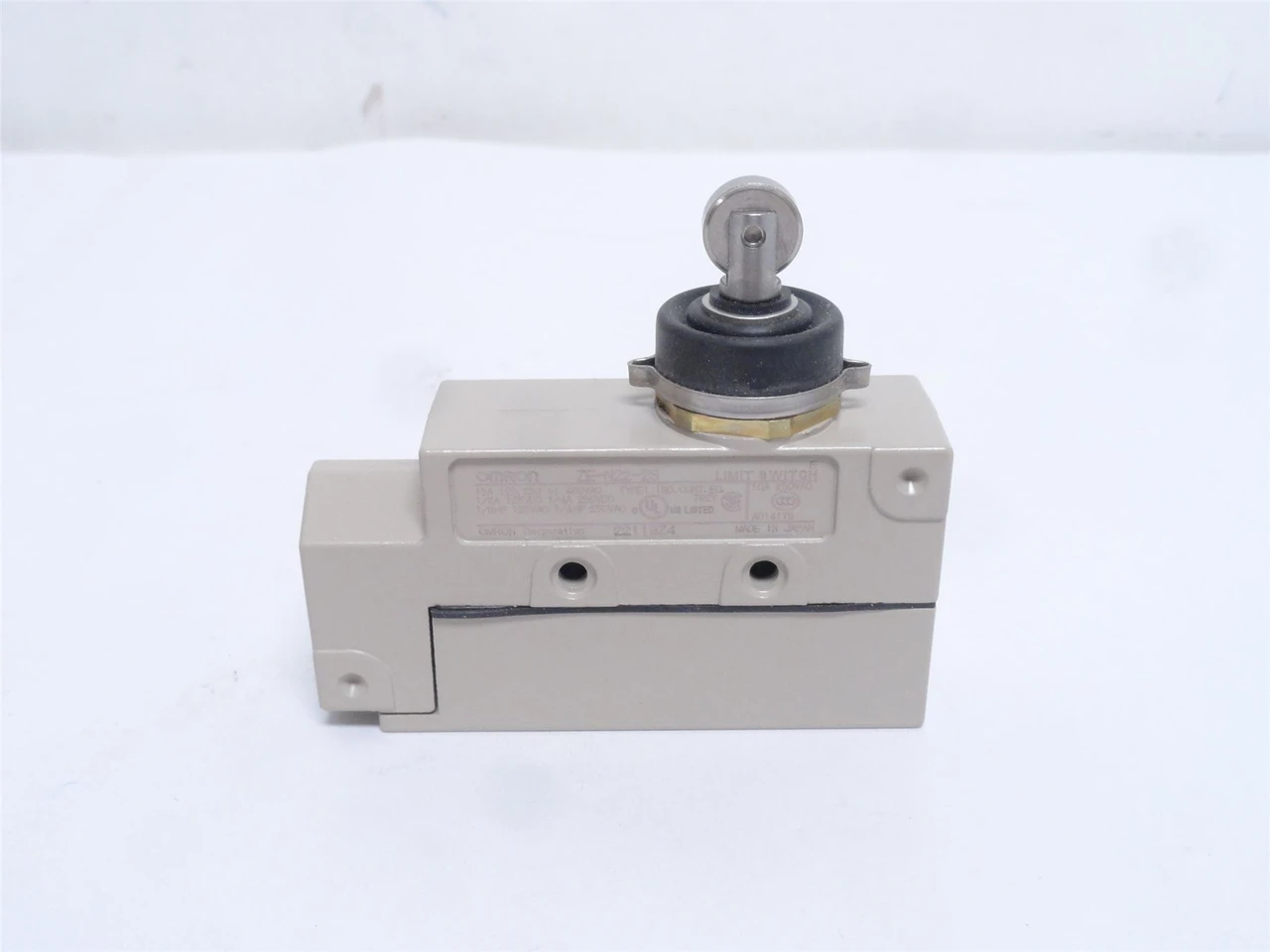 Omron ZE-N22-2S; Side Plunger Head Limit Switch 15A; 125VAC