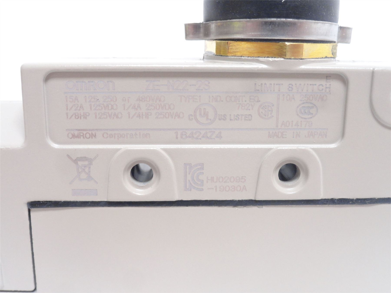 Omron ZE-N22-2S; Side Plunger Head Limit Switch 15A; 125VAC;