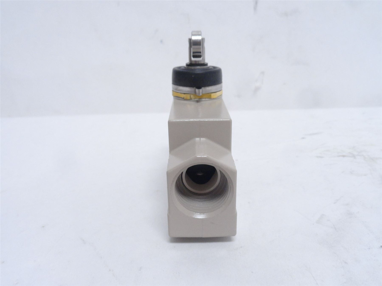 Omron ZE-N22-2S; Side Plunger Head Limit Switch 15A; 125VAC;